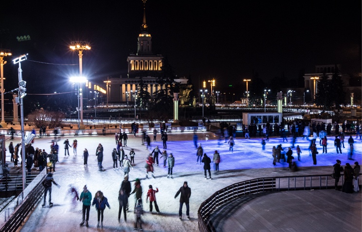 В парке Горького открылся первый в этом сезоне городской каток