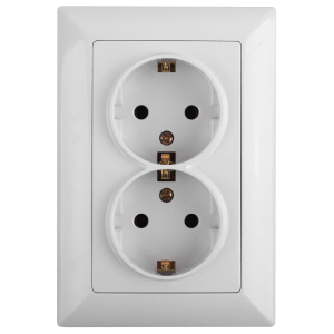 Розетка Intro Solo 4-205-01 с заземлением двойная 2X2P+E Schuko 16А-250В IP20 СУ белый