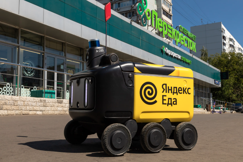 Роботы-курьеры «Яндекса» будут доставлять заказы из «Пятёрочки» и «Перекрёстка»