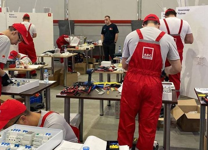 Состязания AVS ELECTRO SKILLS 2024 включили сборку электротехники ЭРА