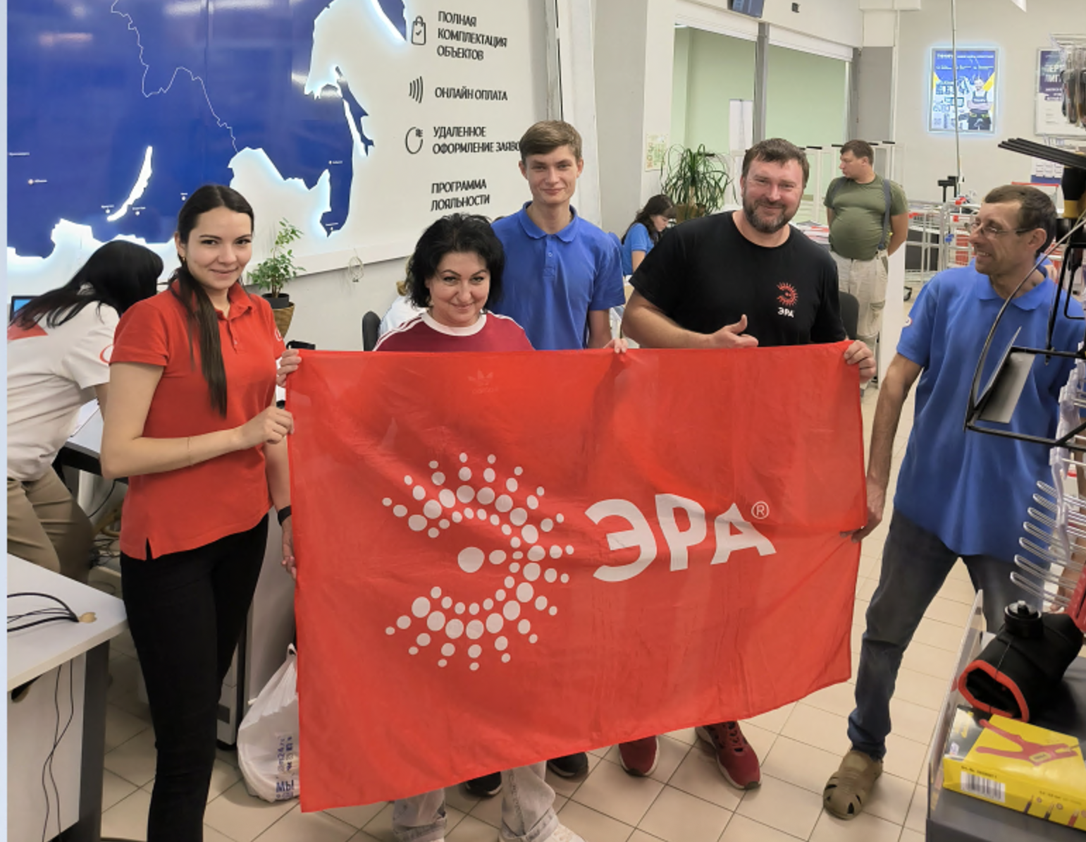 Сотрудникам гипермаркета «Русский свет» в Твери представили новинки ЭРА